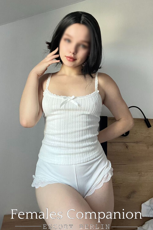 Short Haris Escort Girl In Berlin