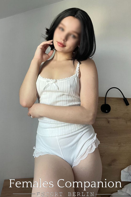 Short Haris Escort Girl In Berlin