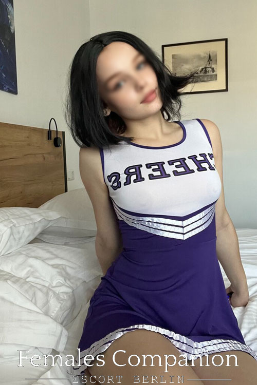 Short Haris Escort Girl In Berlin